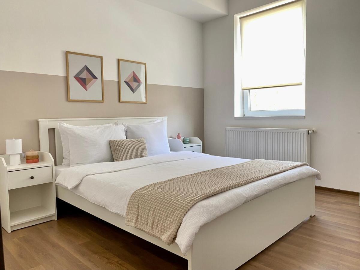 Wanderlust Home Cream, Rasnov Apt For 4, Wifi And Free Parking Exterior foto