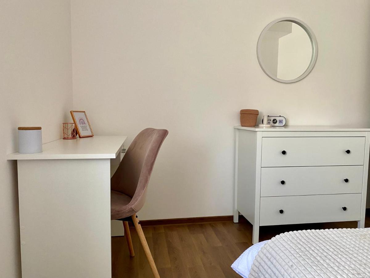 Wanderlust Home Cream, Rasnov Apt For 4, Wifi And Free Parking Exterior foto