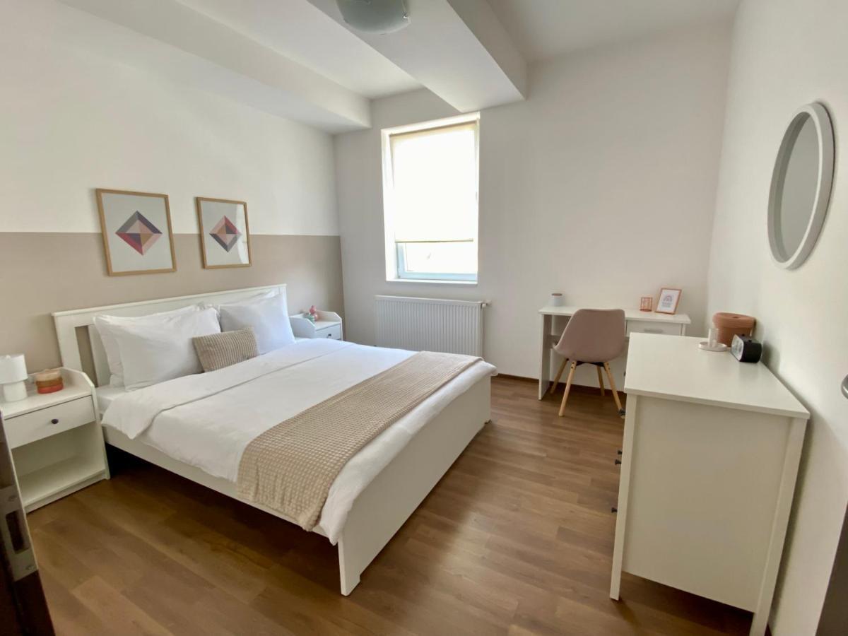 Wanderlust Home Cream, Rasnov Apt For 4, Wifi And Free Parking Exterior foto