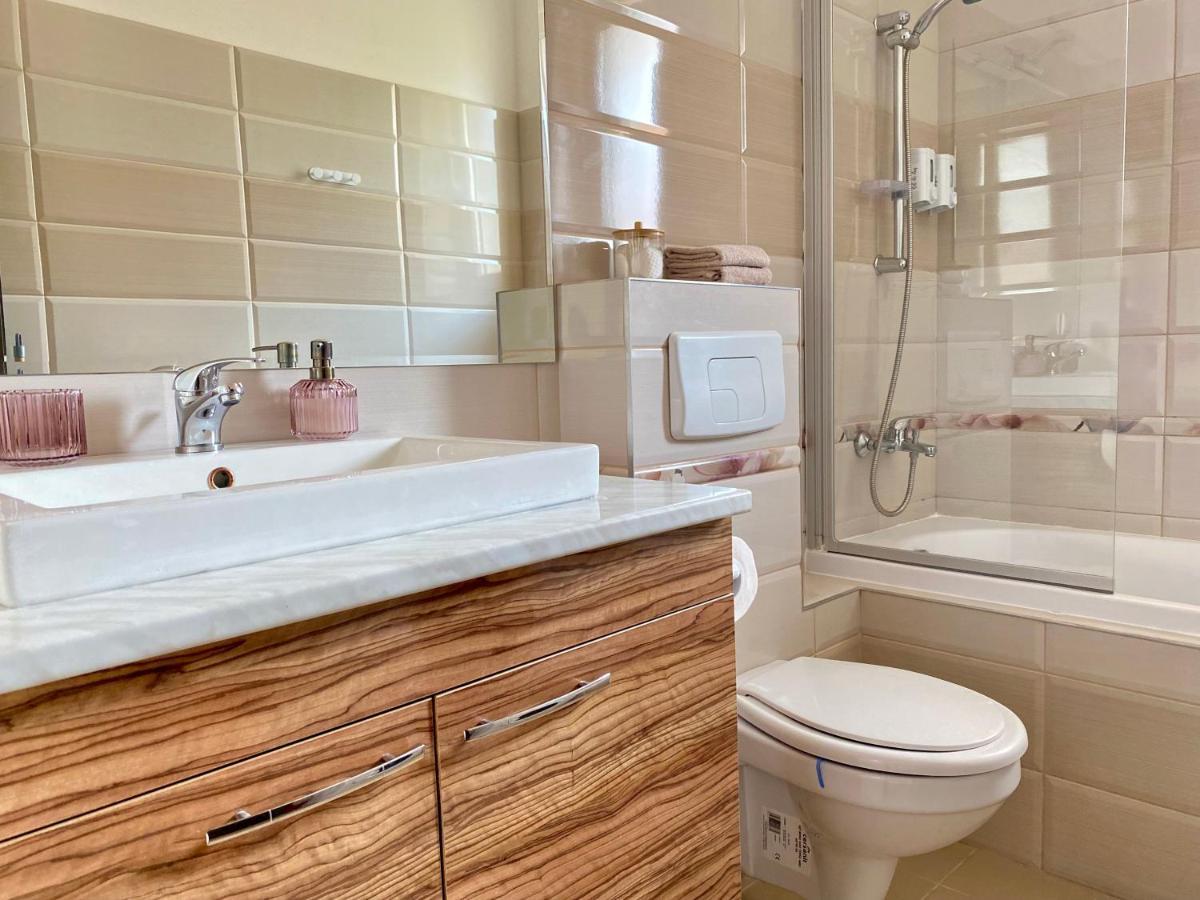 Wanderlust Home Cream, Rasnov Apt For 4, Wifi And Free Parking Exterior foto