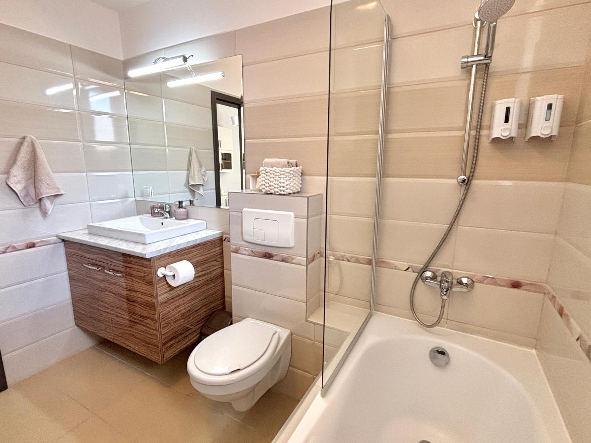 Wanderlust Home Cream, Rasnov Apt For 4, Wifi And Free Parking Exterior foto