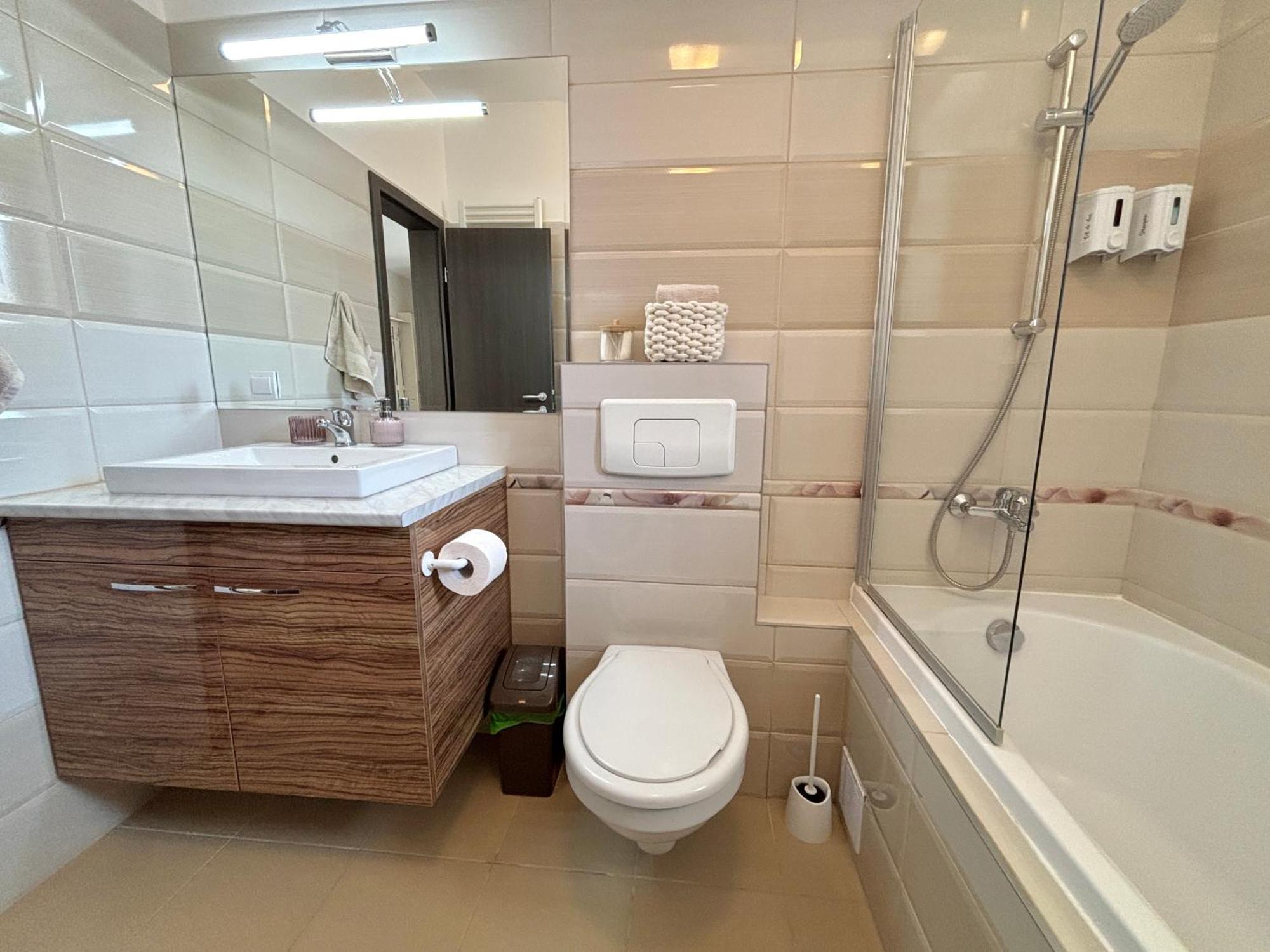 Wanderlust Home Cream, Rasnov Apt For 4, Wifi And Free Parking Exterior foto
